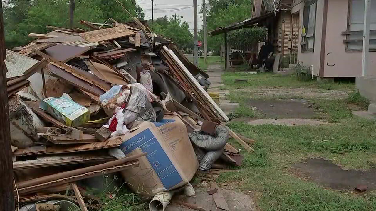 Giant trash heap troubling Fifth Ward neighborhood